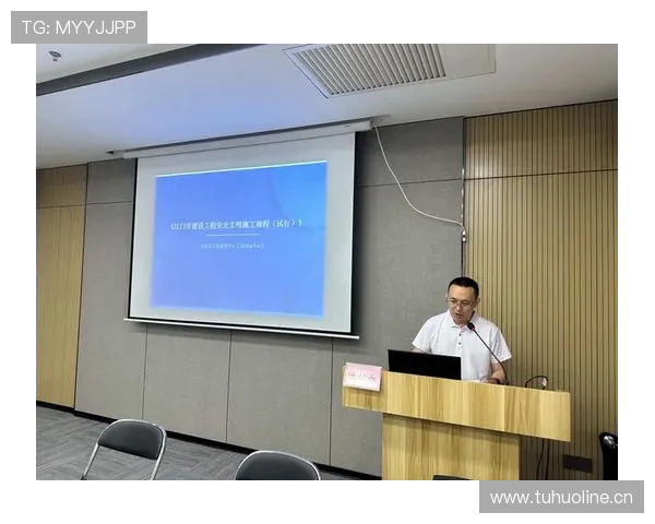 吕迪格与斯莫林在防线站位下形成分散结构趋势