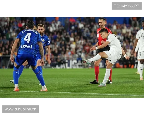 德容 vs 卡马文加：中场核心潜力差距在哪