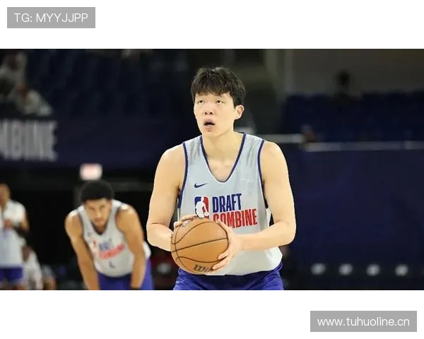 易建联出门就是反差，穿得像大爷随便一站，后面车队像整条街被买下