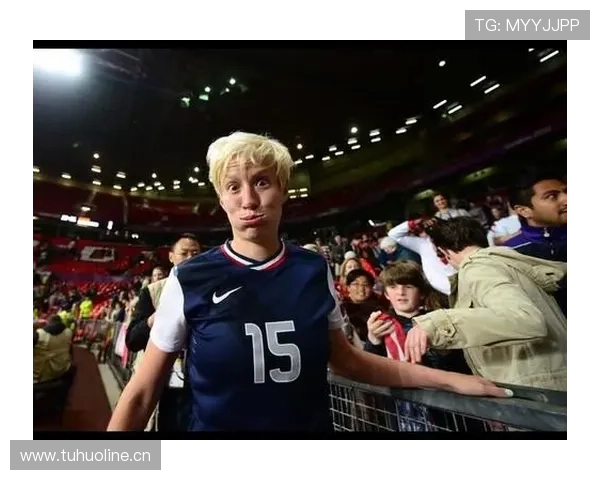 梅根·拉皮诺赛后拎着比我半年工资还贵的包，心都凉了